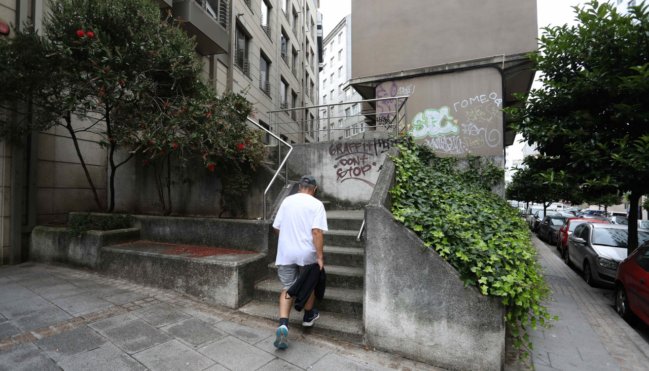 Escaleras en la calle Merced donde se instalará un ascensor