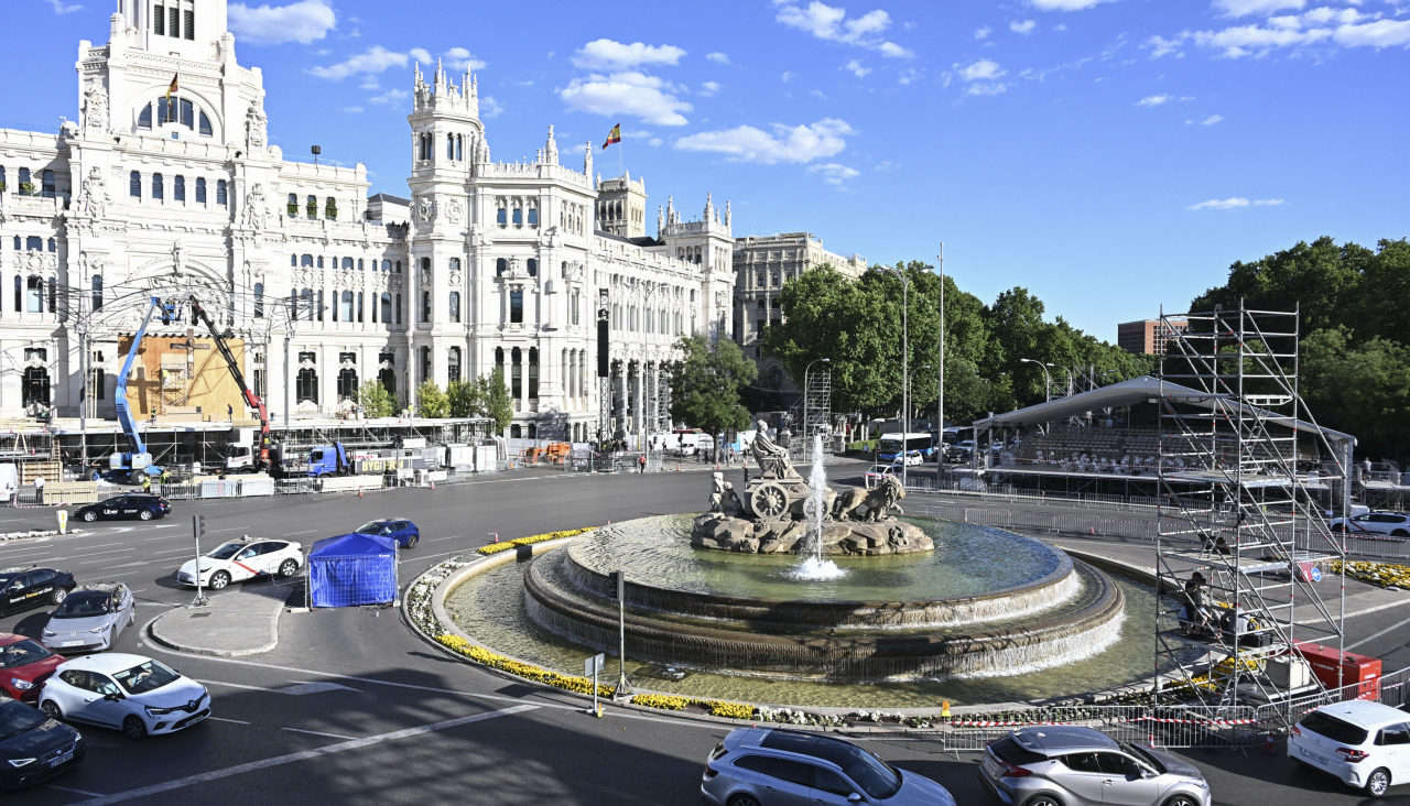 Vista este miércoles, de un momento del montaje del escenario para la misa del Papa León XIV que se celebrará en los alrededores de la fuente de Cibeles de la capital española.