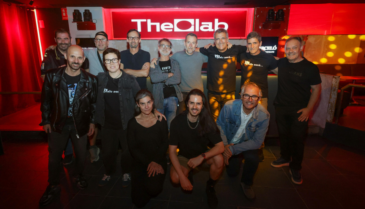 Foto de familia de organizadores y músicos del Bronco Fest
