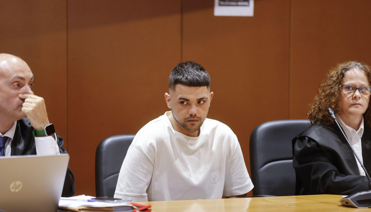 El principal acusado durante la primera sesión de su juicio por el crimen que acabó con la vida de Yoel Quispe, un joven de 22 años, en la madrugada de Nochebuena de 2023, este lunes en la Audiencia Provincial de A Coruña.