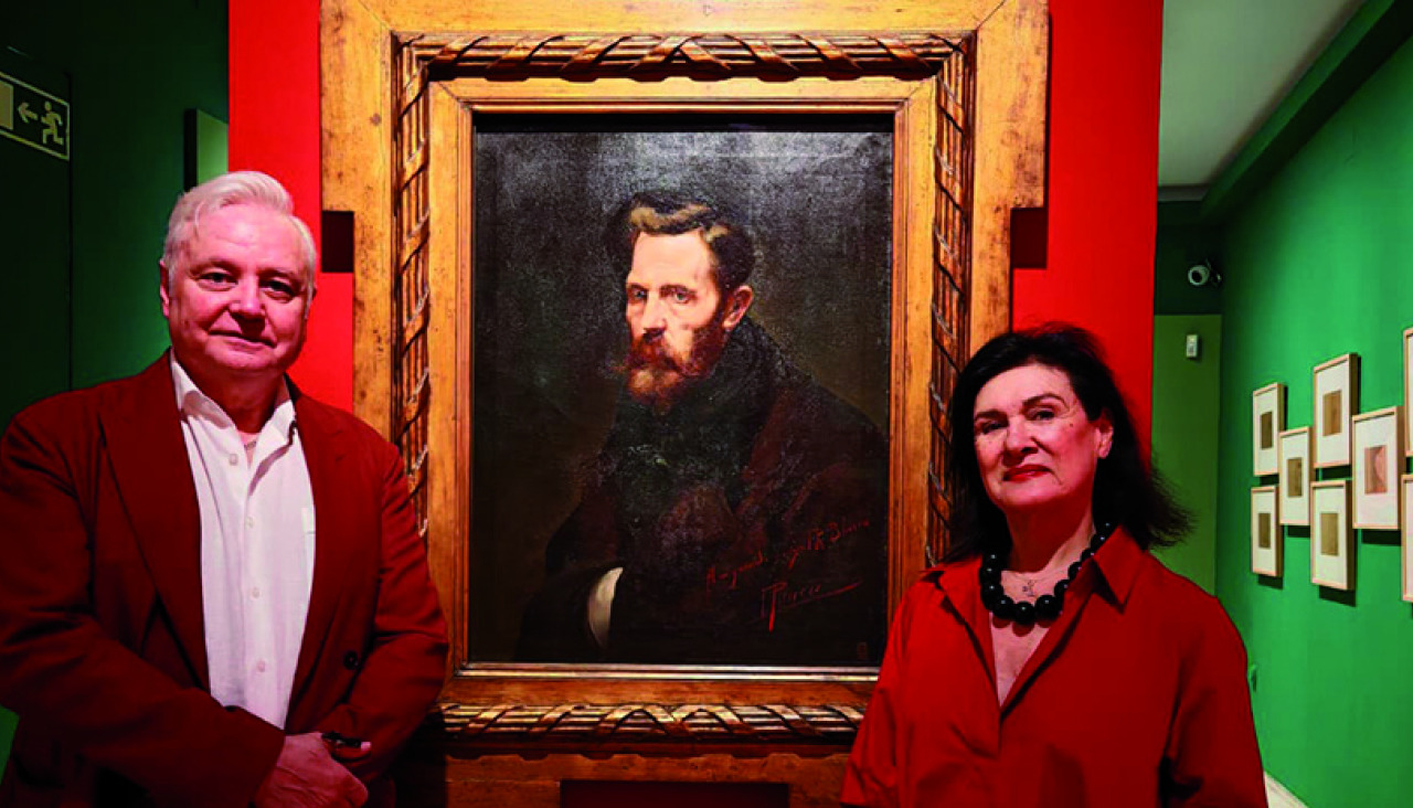 Xavier y Paloma posan delante de un retrato de José Ruiz Blasco que cuelga de las paredes del Museo Casa Natal Pablo Picasso, de Málaga