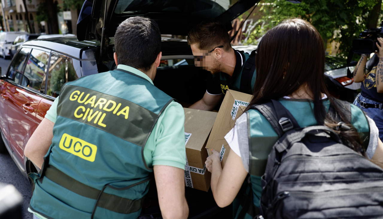 Agentes de la UCO, el pasado miércoles, en la sede central del PSOE en Madrid