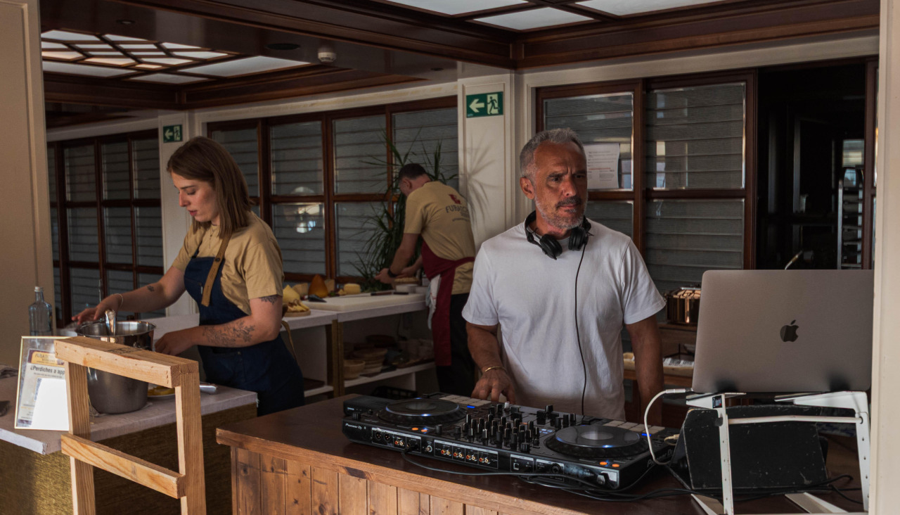 El nuevo afterwork, que promete convertirse en un referente en A Coruña, combina vino, gastronomía y música en directo para crear una experiencia única frente al mar