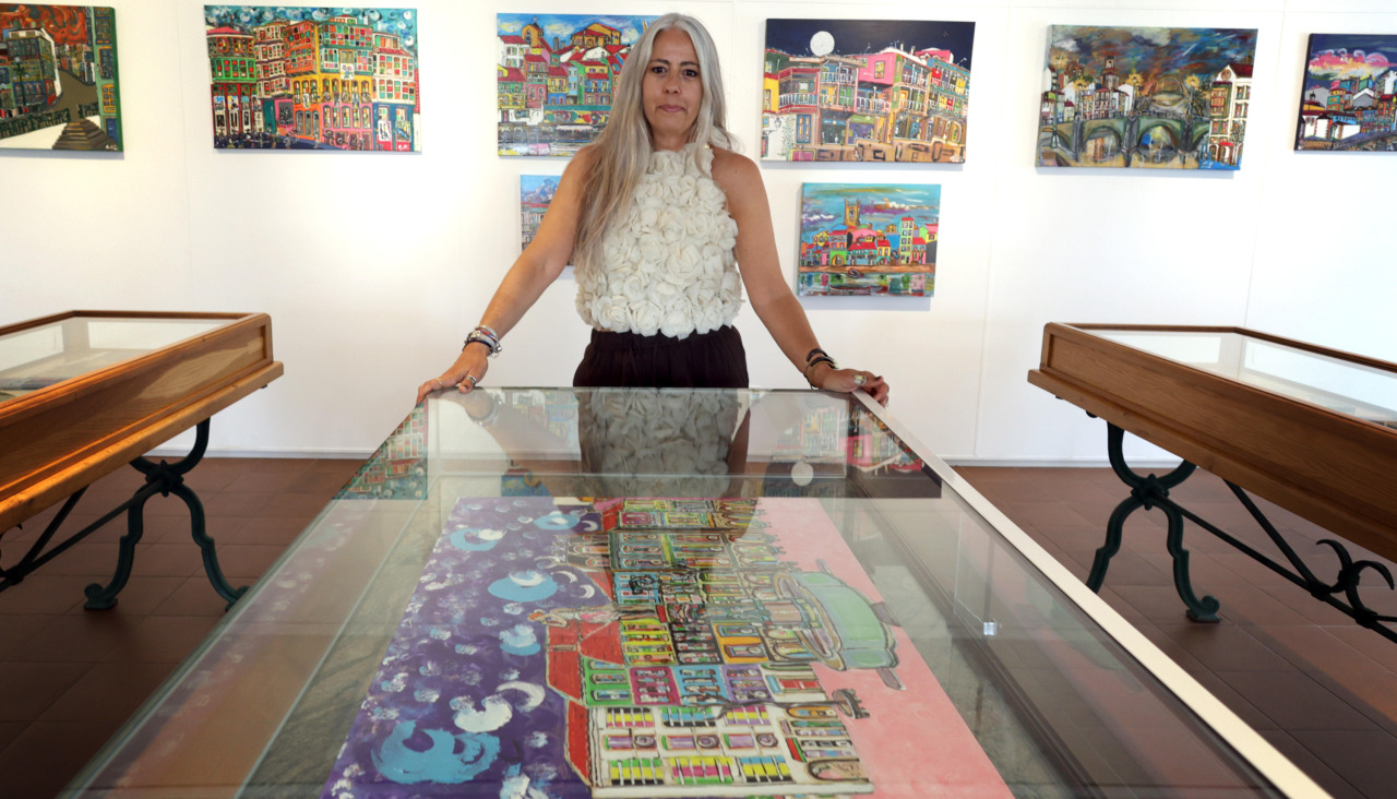 La artista Elena Otero, Chas, con algunas de sus obras, instaladas en el Museo das Mariñas