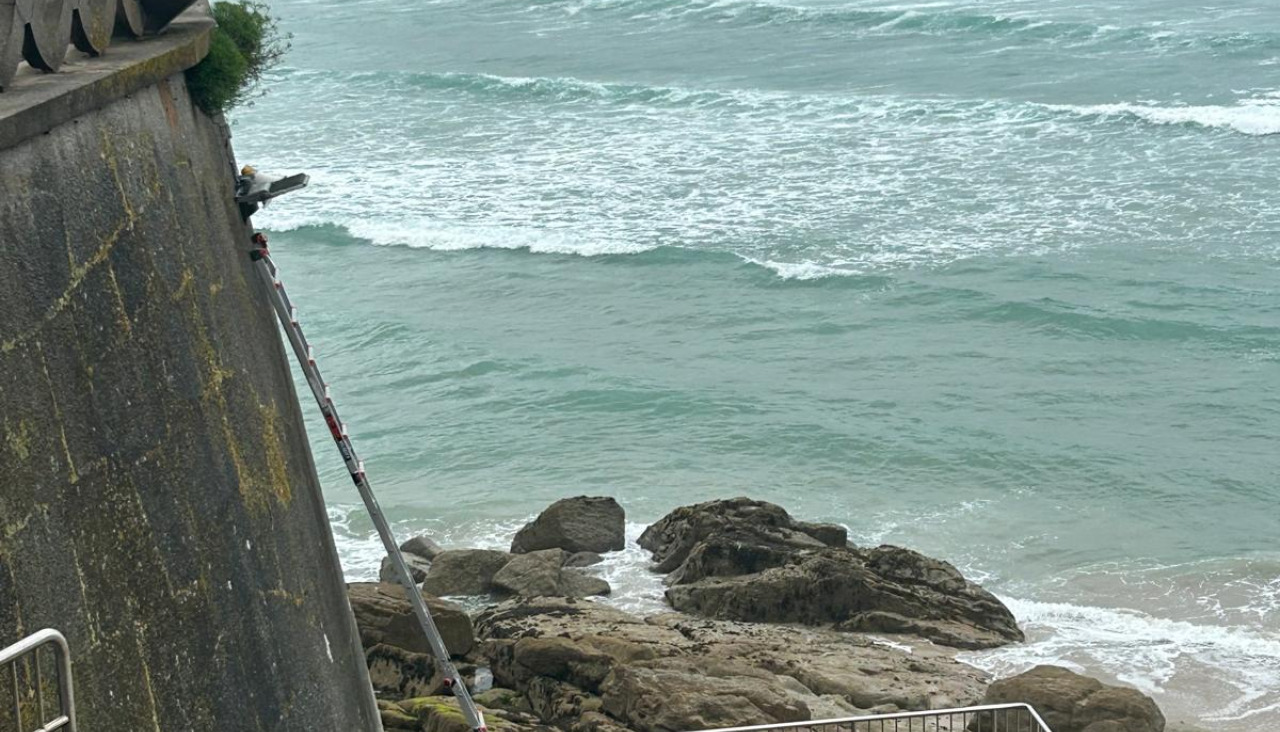 Colocación megafonía en la playa