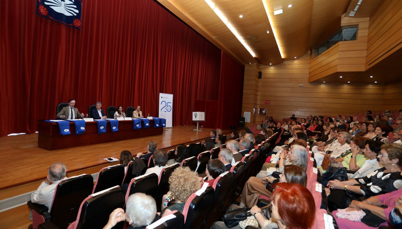 Más de cien personas recibieron sus títulos de grado en el evento, donde también se homenajeó a su fundador y profesor honorario, José Ramón Soraluce Blond
