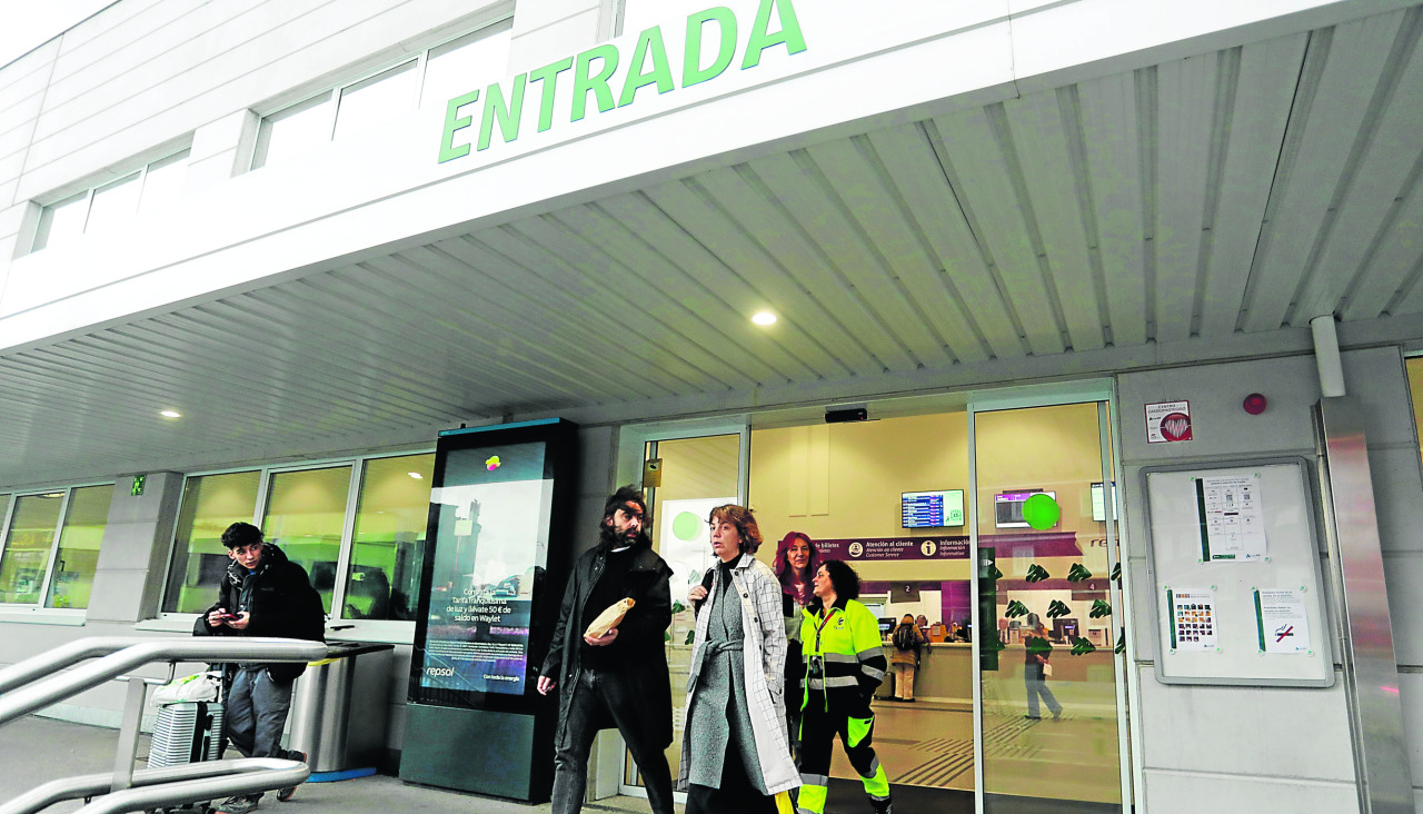 Pasajeros frente a la estación provisional Estación tren huelga de transporte