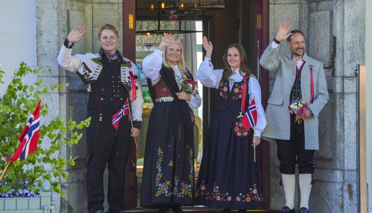 La princesa Mette-Marit, segunda por la izquierda, junto a su esposo Haakon, derecha, y sus hijos Sverre e Ingrid