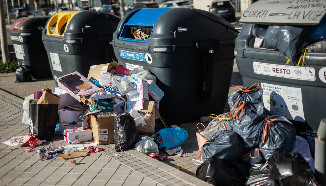 Residuos depositados fuera de contenedores de reciclaje