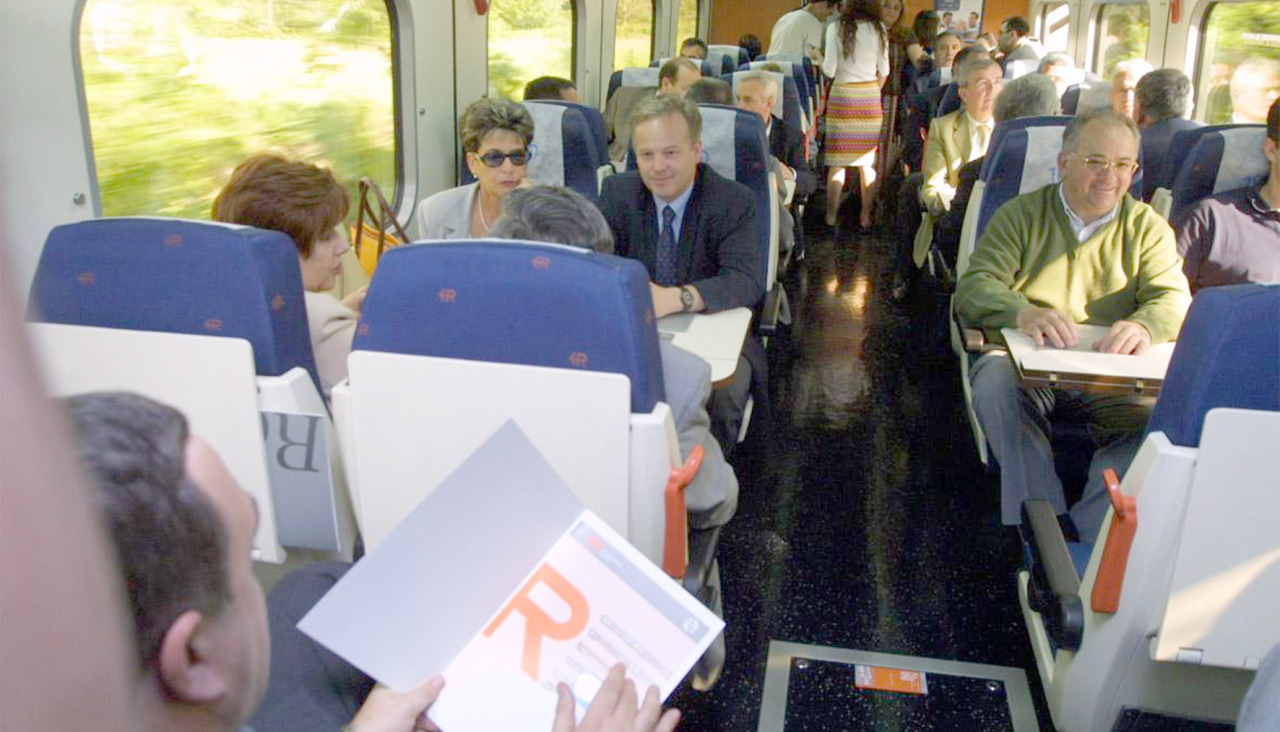 *** Local Caption *** 7 JUNIO 2001 PAGINA 12EL TRAYECTO INAUGURAL DEL NUEVO SERVICIO DE FERROCARRIL ENTRE A CORUâA Y FERROL CON EL TRD SE DESARROLLO AYEREN LA FOTO EL CONSELLEIRO DE POLITICA TERRITORIAL XOSE CUIâA Y OTROS REPRESENTANTES POLITICOS Y EMPRESARIOS HICIERON EL PRIMER RECORRIDO EN EL TRD