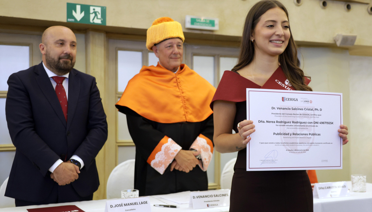 Una alumna recoge su diploma ante la mirada de Salcines y José Manuel Lage Tuñas