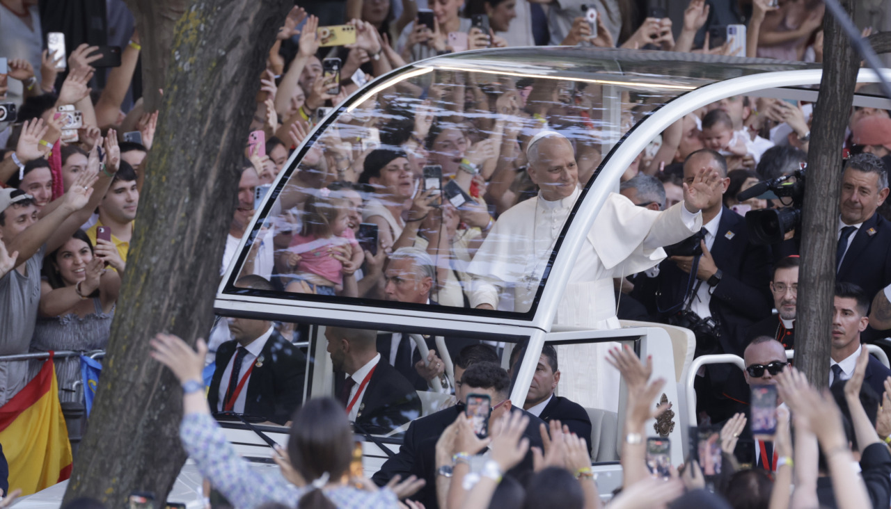MADRID, 06/06/2026.- El papa León XIV saluda a los fieles a su llegada a la Plaza de Lima donde presidirá una Vigilia de Oración con jóvenes, este sábado, primero de los seis días que componen su visita oficial a España. EFE/JuanJo Martín