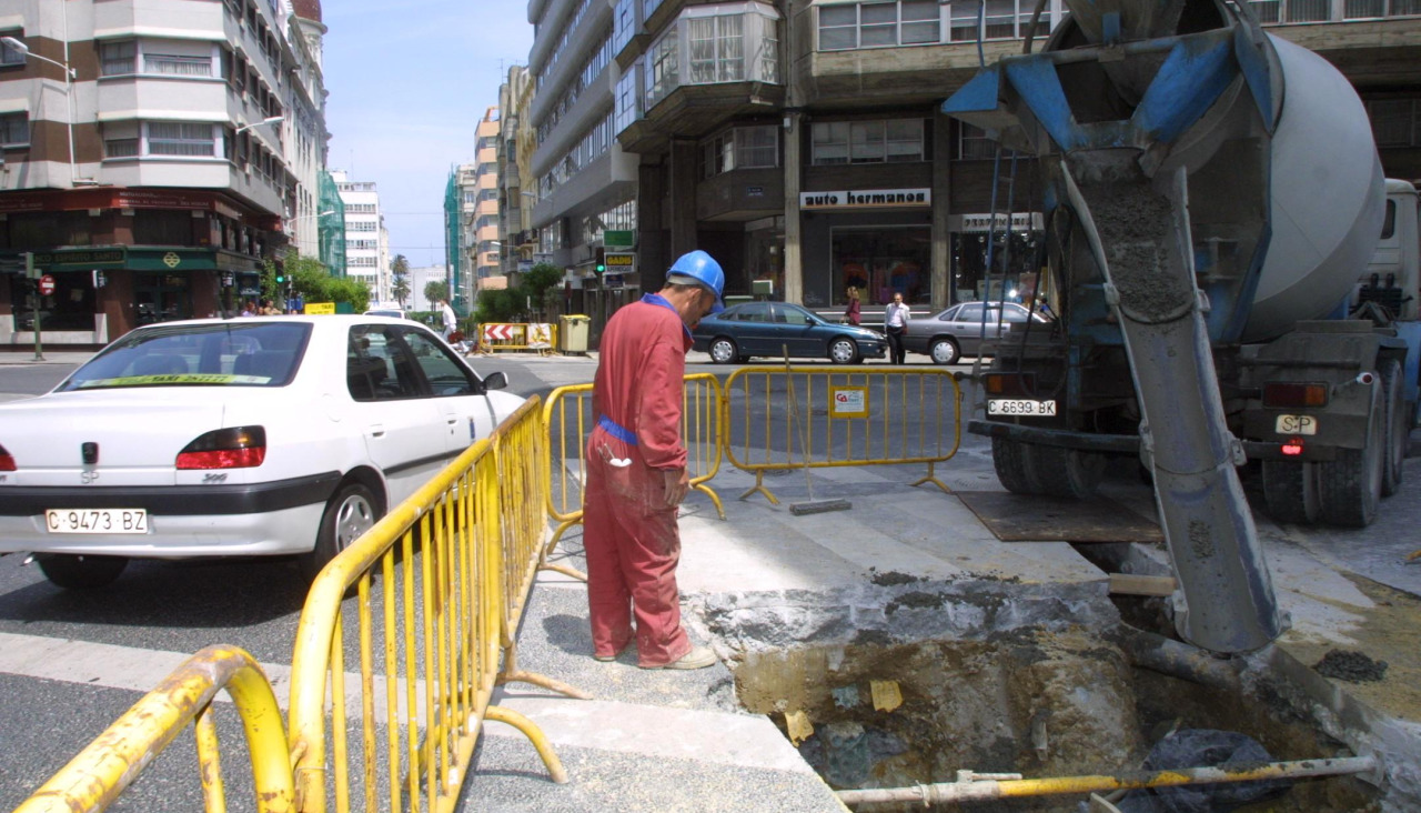 *** Local Caption *** 8 JUNIO 2001 PORTADALAS MEJORAS EN LAS CALZADAS Y LA APERTURA DE ZANJAS REPERCUTEN EN EL TRAFICO GENERANDO CONTINUAS RETENCIONES Y CAMBIOS EN EL SENTIDO DE LA CIRULACION