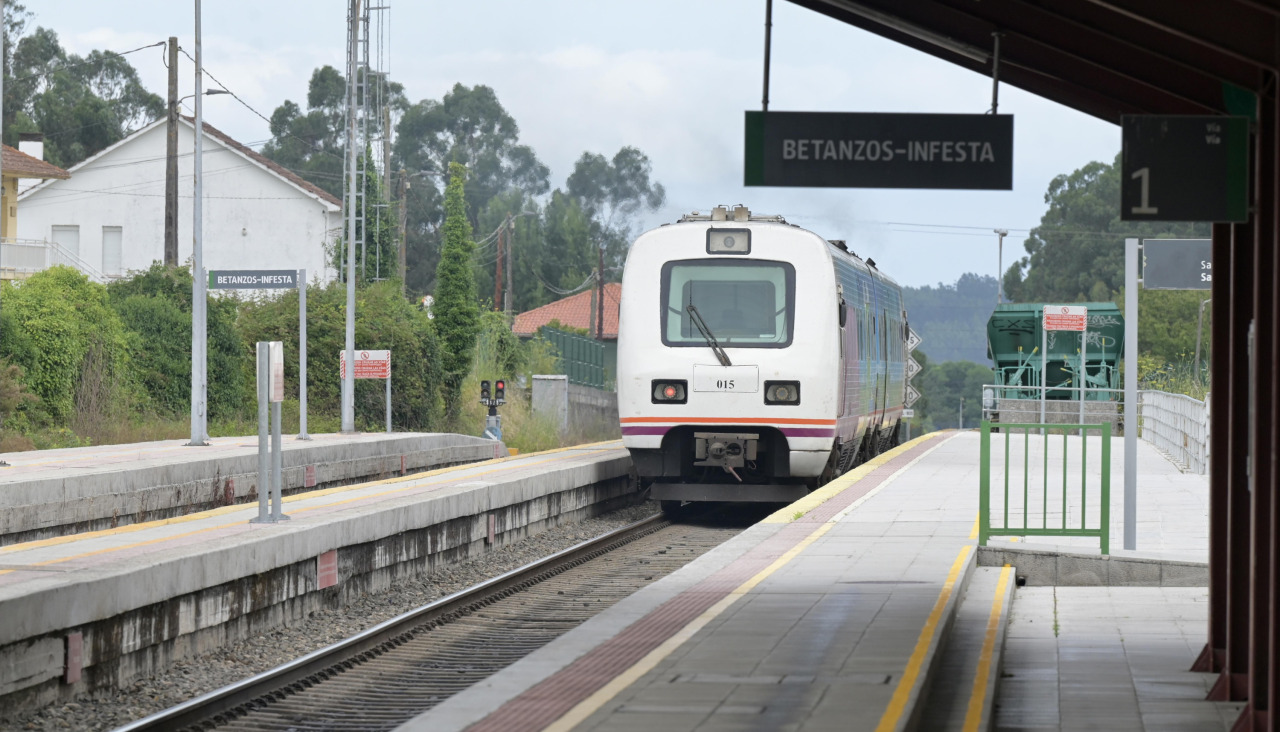 Un tren Regional de la línea A Coruña-Ferrol, a su paso por la estación de Betanzos-Infesta