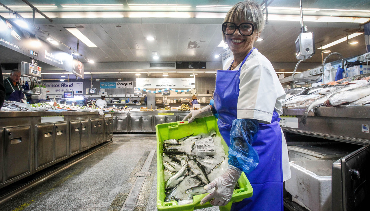 Una placera muestra sus sardinas en la plaza de Lugo