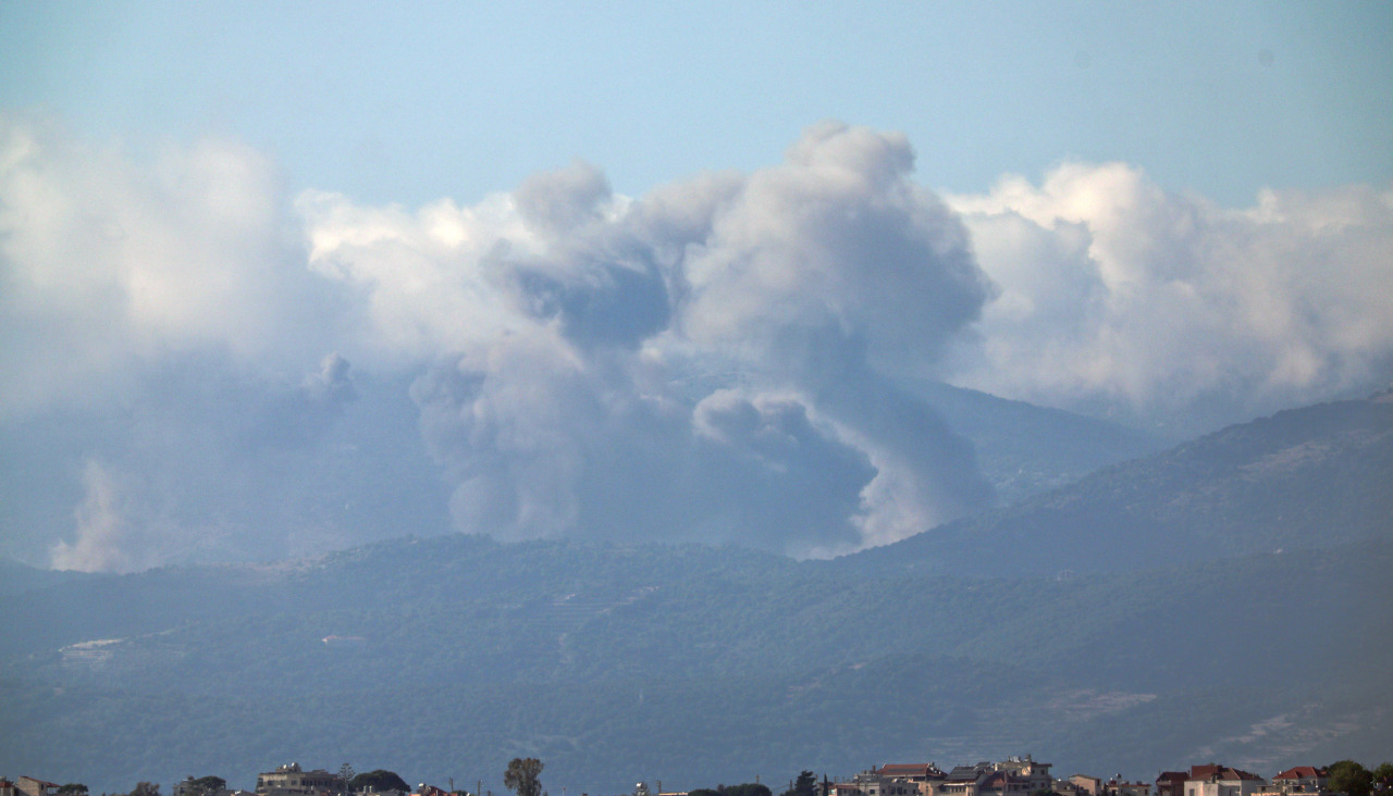 Humo se eleva tras un ataque israelí en el sur del Líbano, visto desde el lado israelí de la frontera en la Alta Galilea, norte de Israel, 07 de junio de 2026, en medio de un alto el fuego entre Israel y Hezbolá