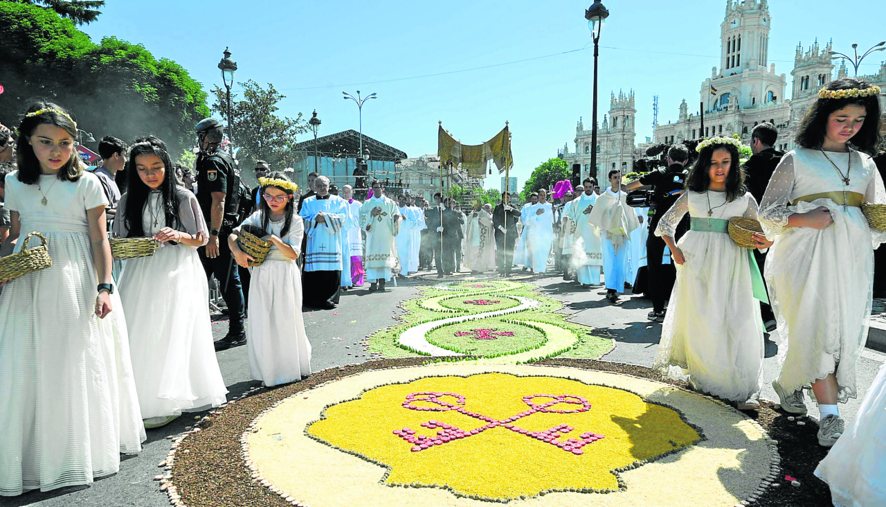Las composiciones florales incluían elementos emblemáticos de la iconografía cristiana, como las Llaves de San Pedro integradas en una concha de peregrino