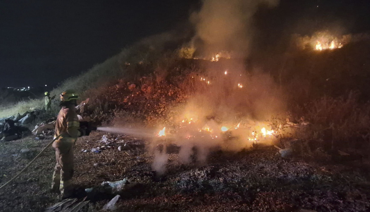 El Servicio de Bomberos y Rescate de Israel en las labores de extinción de varios lugares en los Altos del Golán tras recibir llamadas a la línea directa 102 después del ataque de Irán. El ataque iraní se produce después de que este domingo Israel atacara los suburbios del sur de la capital del Líbano por primera vez desde el último anuncio de tregua entre Israel y el país vecino. EFE/Bomberos Israel SÓLO USO EDITORIAL/SÓLO DISPONIBLE PARA ILUSTRAR LA NOTICIA QUE ACOMPAÑA (CRÉDITO OBLIGATORIO)