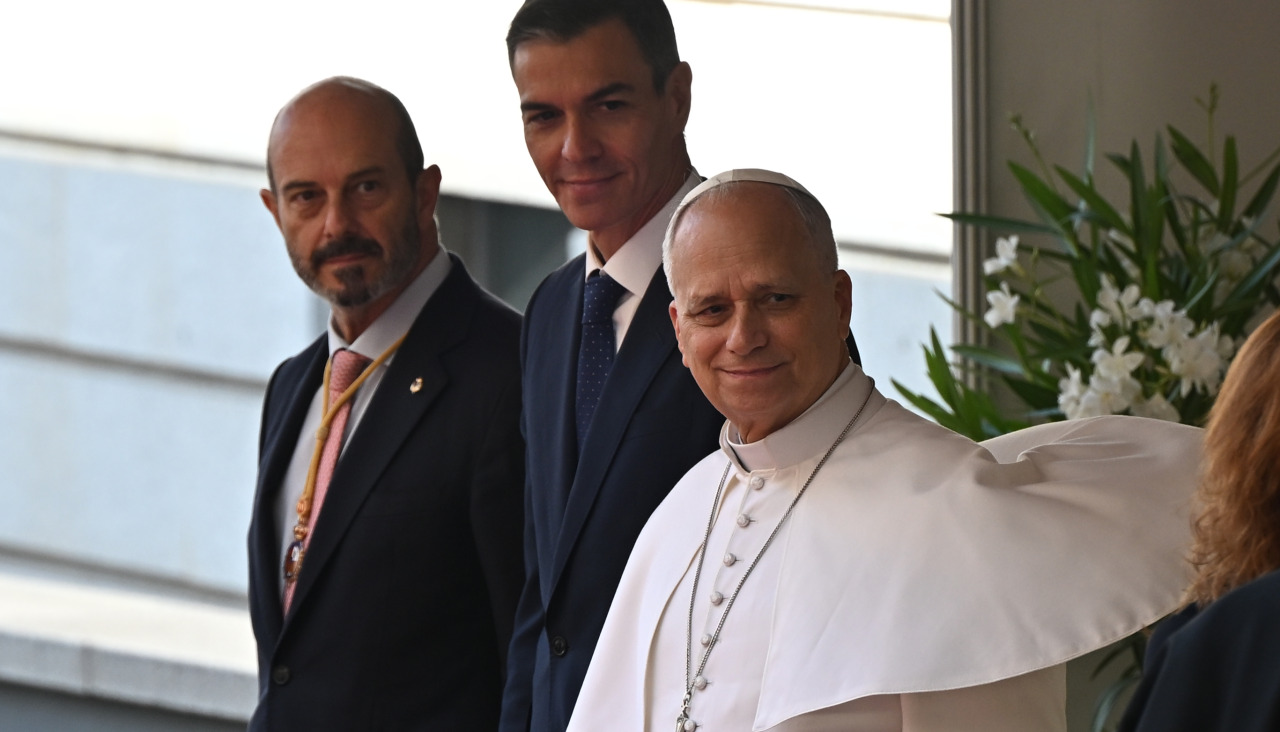 El papa León XIV (d), junto al presidente del Gobierno, Pedro Sánchez (c) y el presidente del Senado, Pedro Rollán (i)