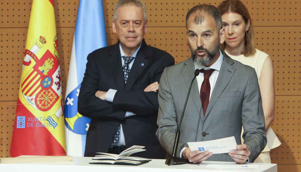 Gómez Caamaño (i), en la toma de posesión del doctor, Luis León Mateos (c), la mañana de este lunes