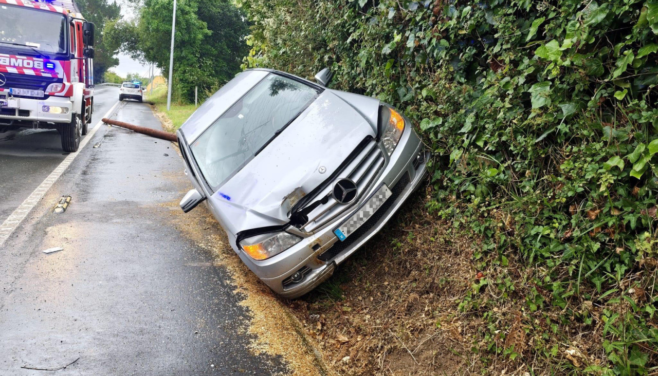 El coche, tras el rescate del conductor