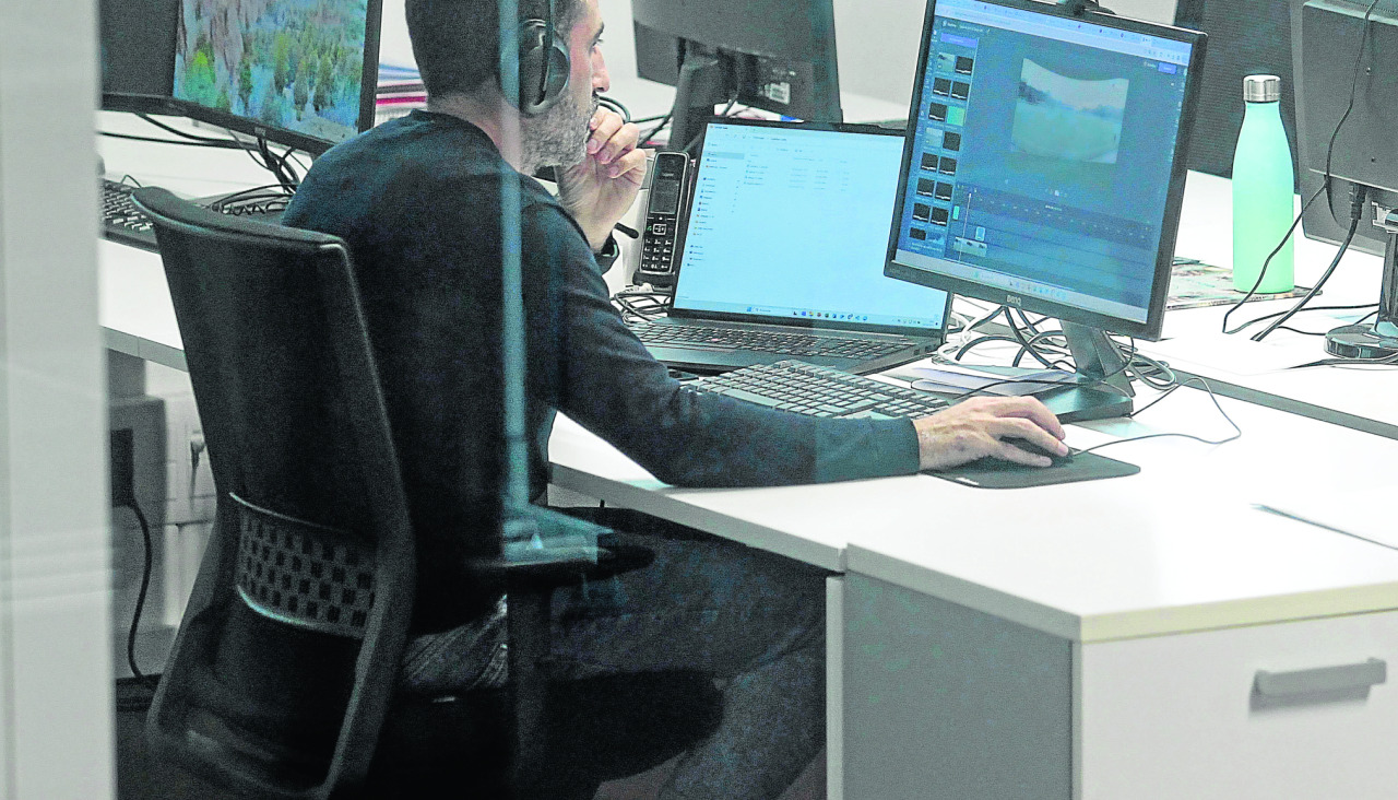 Un hombre trabaja en un ordenador, en la Ciudad de las TIC