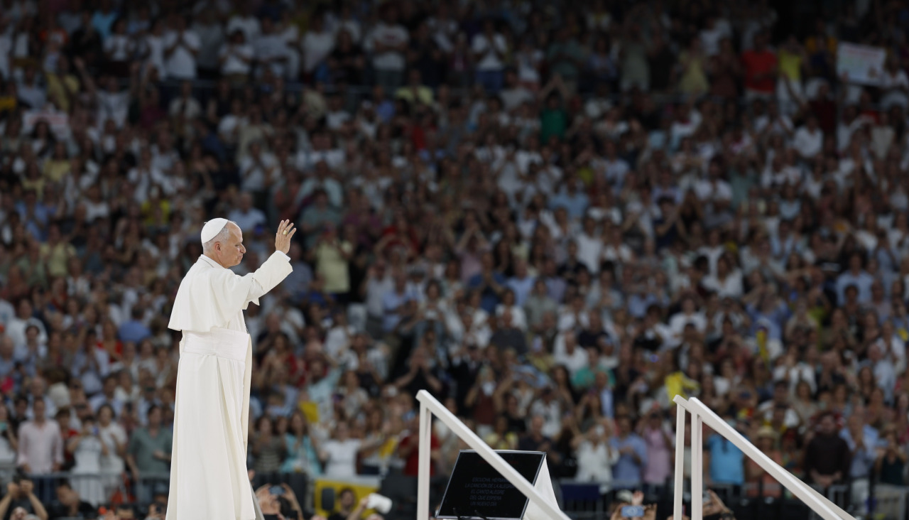 El papa León XIV bendice a los fieles en el encuentro con la comunidad diocesana que protagoniza este lunes en el estadio Santiago Bernabéu, en Madrid.