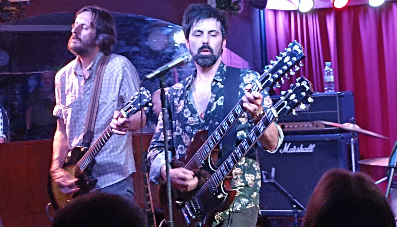 La banda Exit se presenta en Mardi Gras