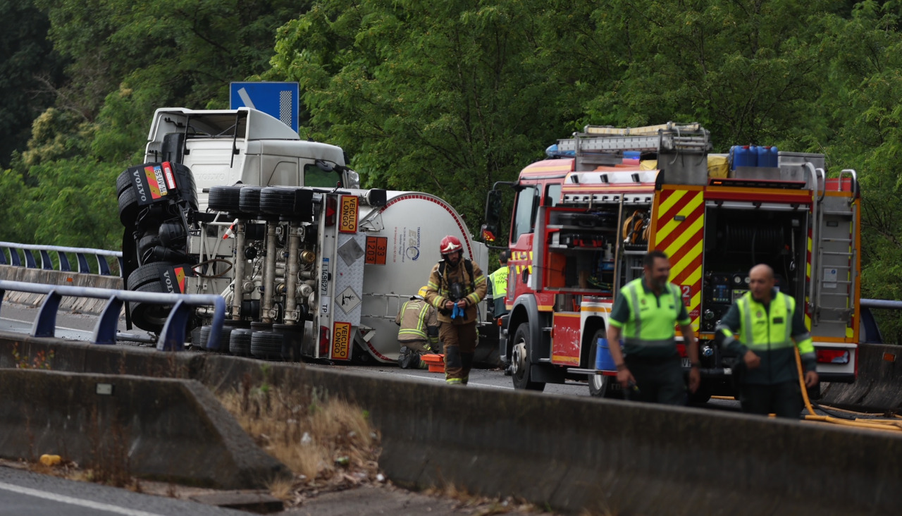Vuelco de camión con gasoil corta la AP-9 en Mos (Pontevedra) y activa plan de emergencia