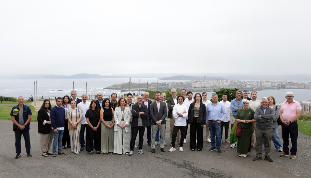 O alcalde, Sergio Platas; o vicepresidente provincial, Xosé Regueira, e o chef Luis Veira, con organizadores e produtores, onte nos exteriores de Árbore da Veira