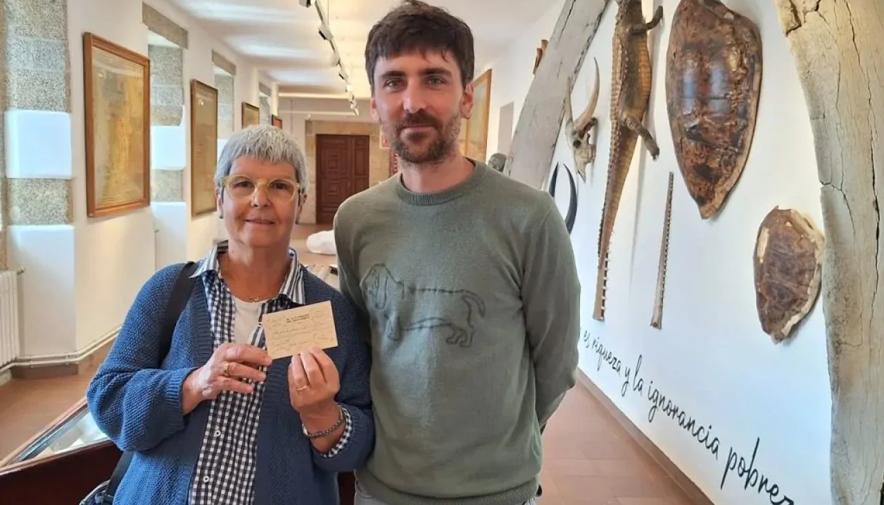 Marisa Rivas y Ángel Arcay en el momento de la donación al Museo das Mariñas