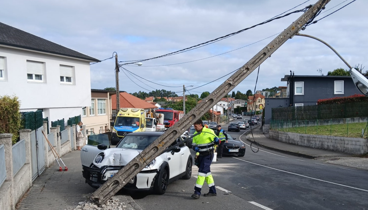 El vehículo colisionó contra un poste