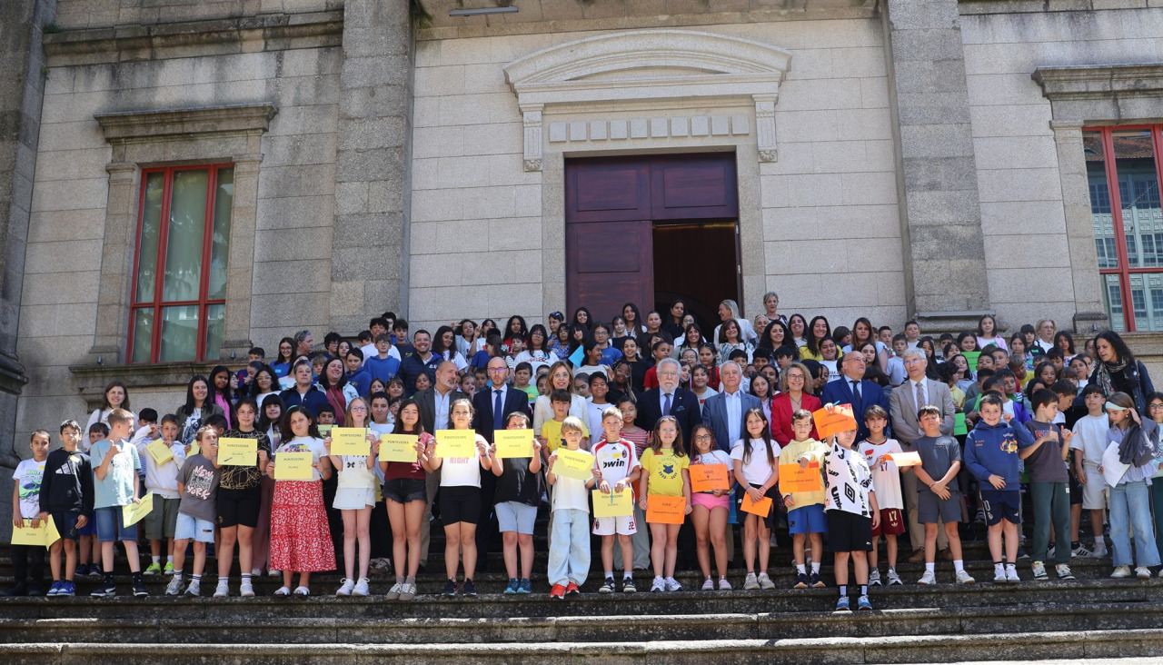 Un grupo de niños ejerce como Diputado en el Parlamento de Galicia
