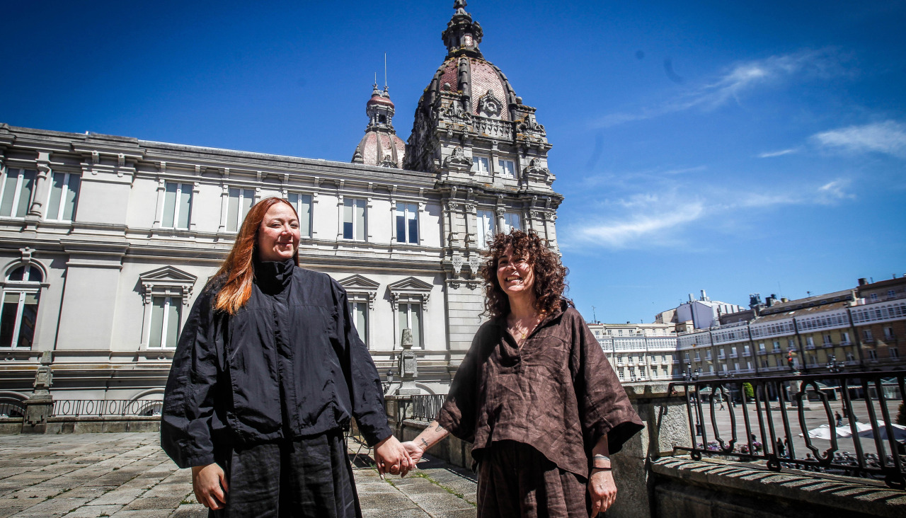 Andreina y Erica, frente al Ayuntamiento de A Coruña