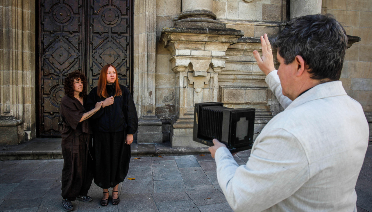 Alfredo Sellier recrea la fotografía de José Sellier de Marcela y Elisa con un matrimonio en la actualidad