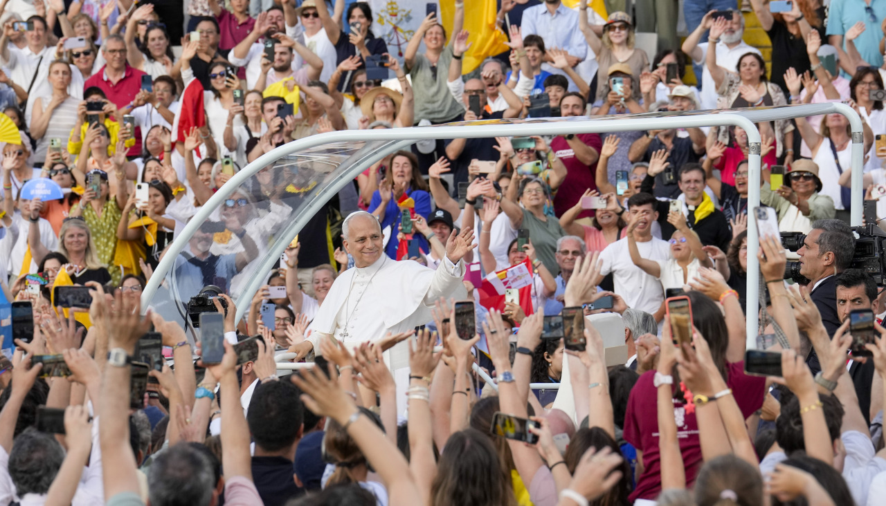 El Papa León XIV saluda a los fieles a su llegada a la vigilia que se celebra este martes en el Estadio Olímpico de Barcelona.