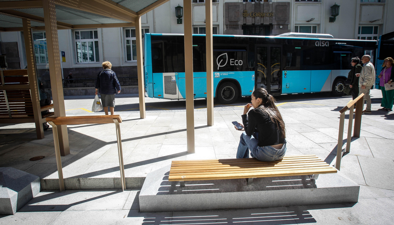 Bancos nuevos en parada de bus de correos