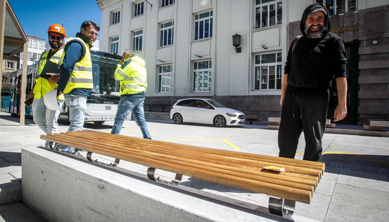 El arquitecto Xan Mosquera examina los bancos