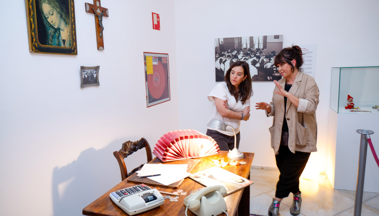 Inés Rey y Belén López Cillero, durante la inauguración de la muestra 'Ninguén falou delas'