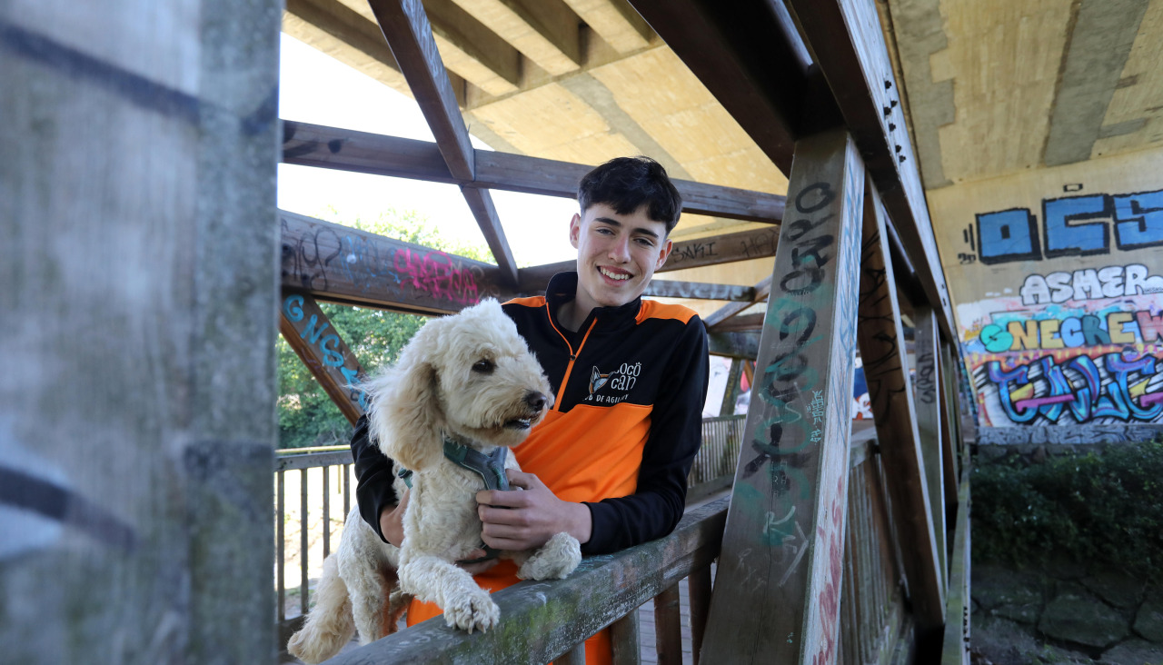 Xerome Pena posa con Hipo, su perro de competición