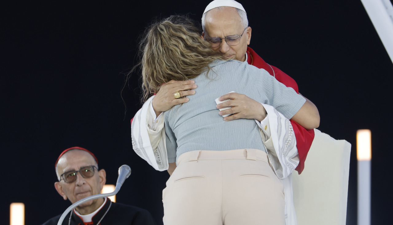 El papa León XIV abraza a una mujer durante la vigilia de Barcelona