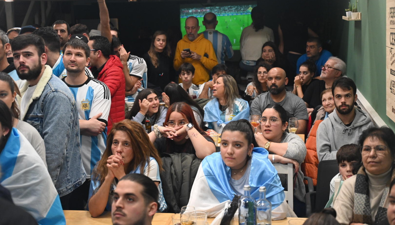 Hinchas argentinos viendo un partido en La Mila, en 2022