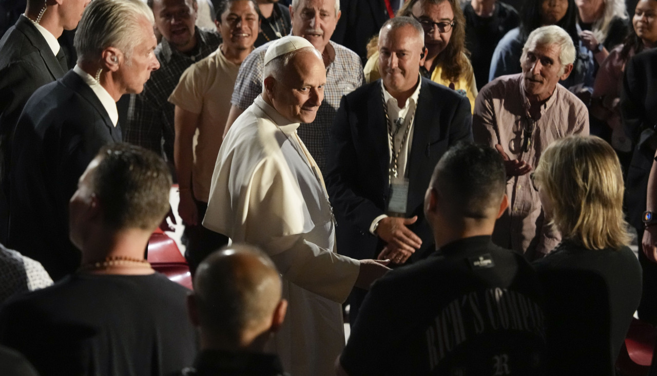 El papa León XIV saluda a varios presos a su llegada este miércoles a la prisión de Brians