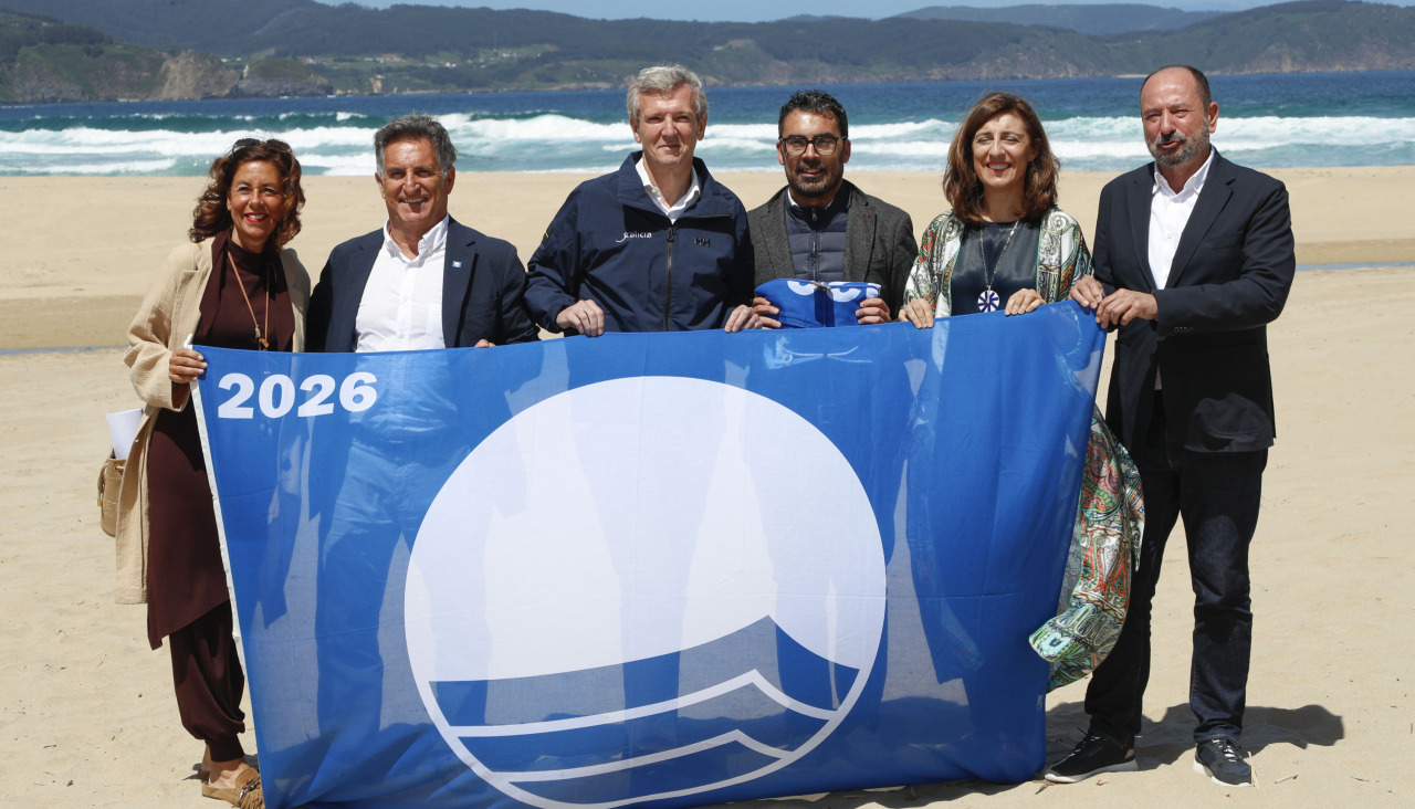 El presidente de la Xunta, Alfonso Rueda, y la conselleira de Medio Ambiente, Ángeles Vázquez, participan en la entrega de las banderas azules, este miércoles