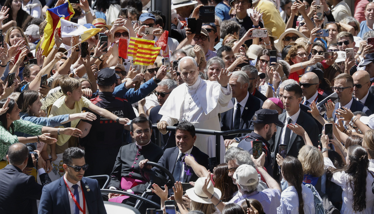 El Papa León XIV a su llegada a la Abadía de Nuestra Señora de Montserrat, una de las paradas más esperadas de su visita de dos días a Cataluña