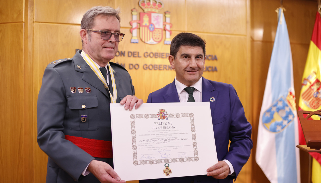 A CORUÑA, 10/06/2026.- El delegado del Gobierno en Galicia, Pedro Blanco, preside la entrega de la encomienda de la orden de Isabel la Católica al general jefe de la 15ª Zona de la Guardia Civil, Miguel Ángel González Arias. EFE/Cabalar