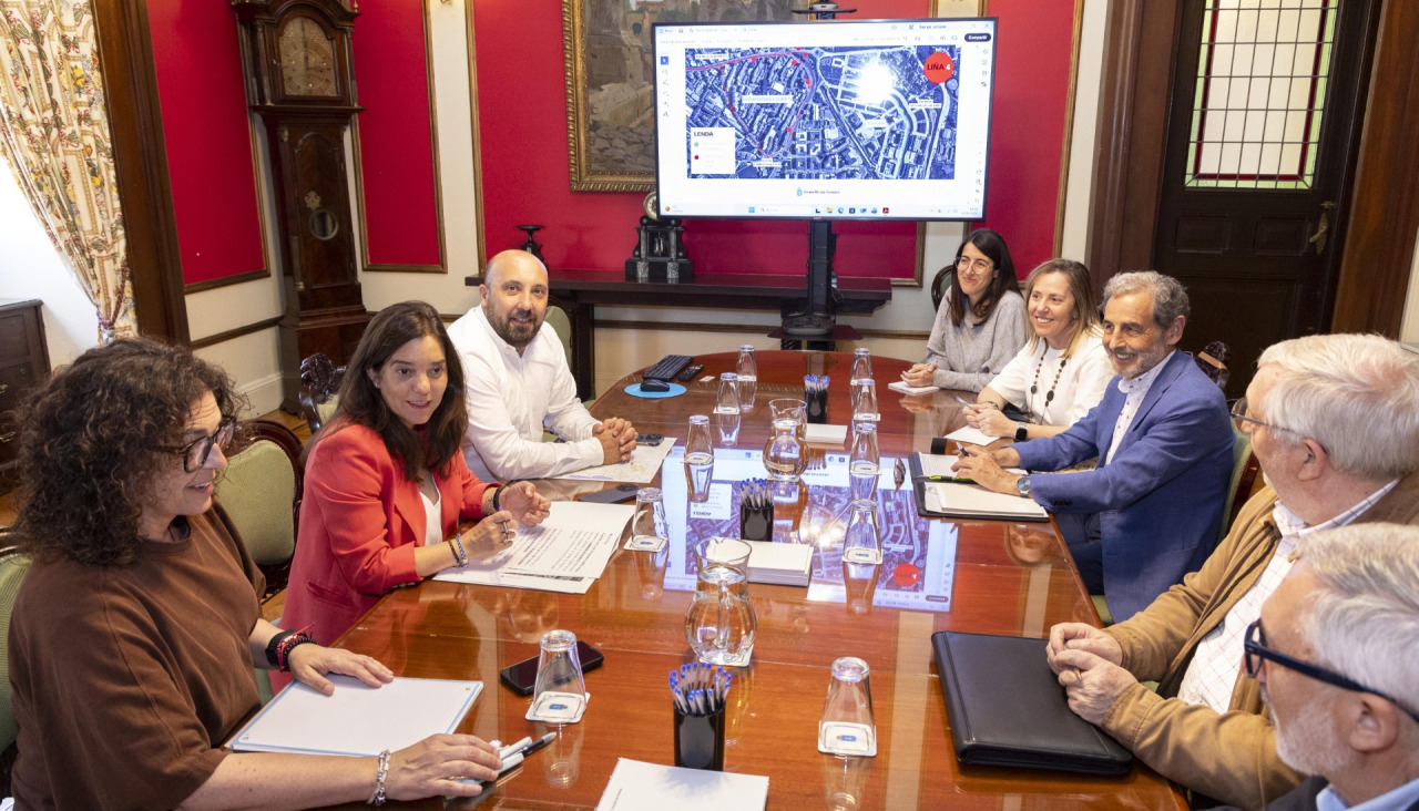 Momento de la reunión del Ayuntamiento, los vecinos de Xuxán y Tranvías