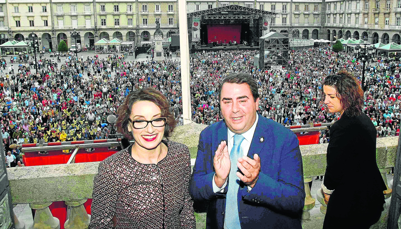 Luz Casal y Carlos Negreira, tras el pregón de las Fiestas de María Pita de 2014, cuyo concierto inaugural también dio la artista de Boimorto