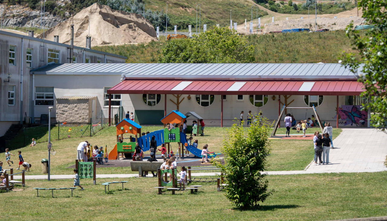 Uno de los accesos del CEIP San Pedro de Visma