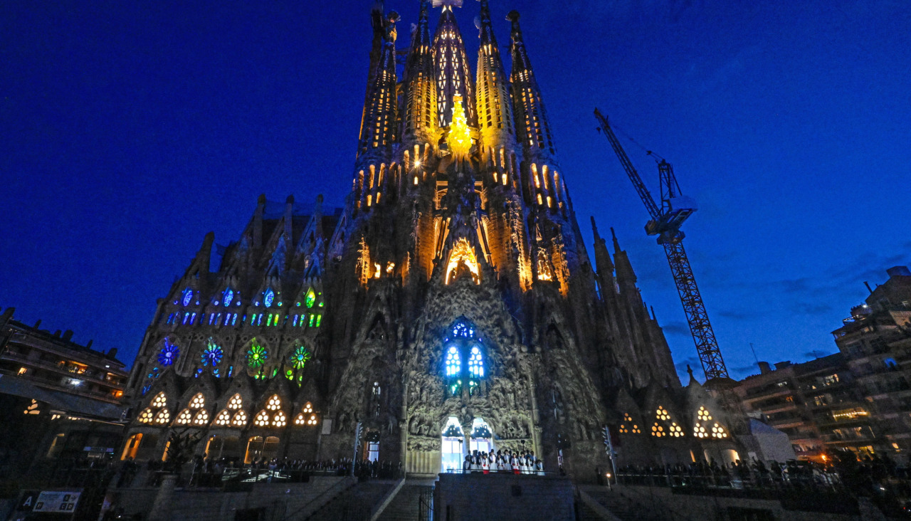 La Sagrada Familia iluminada tras la bendición del Papa León XIV de la Torre de Jesús